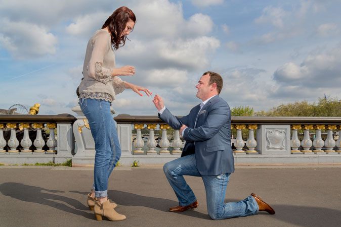 Preston faisant sa demande de mariage sur le pont Alexandre III.