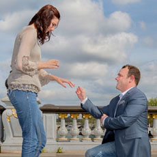 Nik Zgraggen asking his fiancée to marry him on pont Alexandre III.