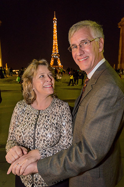 Ray Kelm demandant mariage dans la place du Trocadéro.